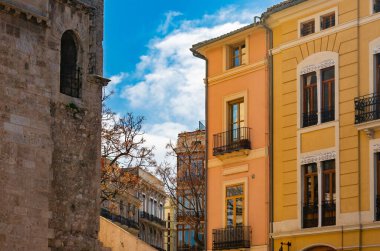 Serranos kulesinin batı tarafının bir kısmı ve arka plandaki bazı yerleşim yerlerinin görüntüsü. Valencia, İspanya