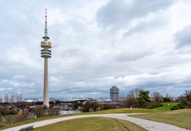 Almanya 'nın Münih kentindeki Olimpiyat Kulesi, arka planda BMW genel merkezi olan Olympiapark' ın üzerinde yer almaktadır. Ünlü bir şehir simgesi ve mimari simgesi..