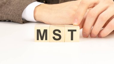 Beyaz masa zemininde yazılı metni olan tahta küp blokları tutan el. finansal, pazarlama ve iş kavramları.