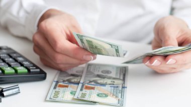 Amerikan dolarları. Beyaz arka planda 100 dolarlık banknotlar.