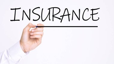 İşadamı, saydam tahtada işaretle INSURANCE yazıyor. İş, internet, teknoloji kavramı.