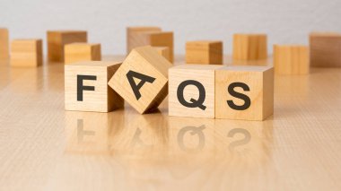Masada FAQS yazılı dört tahta blok var. kopyalama alanı. beyaz arkaplan