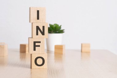 Tahta küplü kelime INFO, beyaz arkaplan