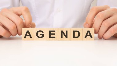 Ahşap küpleri ajandaya, iş konseptine koyan adam.