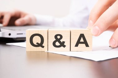 Masa arkasında yazı ve soru-cevap olan tahta bloklar. finansal, pazarlama ve iş kavramları