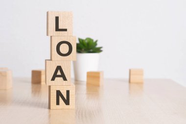 Tahta küplü sözcük kredisi, beyaz arka planda saksıda çiçek.