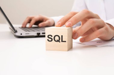 SQL - Satışlar Nitelikli Kurşun, arka planda beyaz ofis masasında bir dizüstü bilgisayar