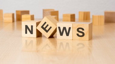 Masada yazılı haber olan dört tahta blok. kopyalama alanı. beyaz arkaplan