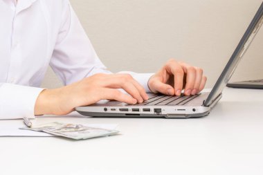 Dizüstü bilgisayarda yazan bir erkek eli resmi. yakın plan