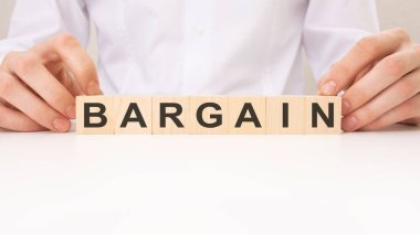 Tahta blokları elinde tutan adam: BARGAIN