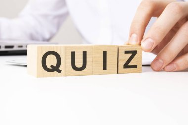 Masa arkasında Quiz metni olan tahta bloklar. finansal, pazarlama ve iş kavramları