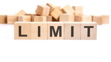 Tahta küplerden yapılmış metin sınırı ve beyaz arkaplan üzerindeki farklı sözcükler.