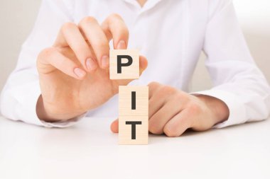 PIT metniyle el ele tutuşmak, iş konsepti. Kişisel gelir vergisinin PIT kısaltması