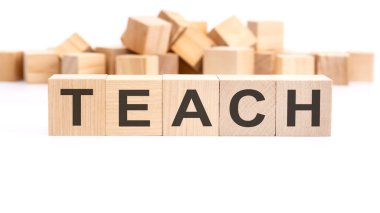 TEACH tahta küplerden ve beyaz arkaplandaki farklı kelimelerden oluşur.