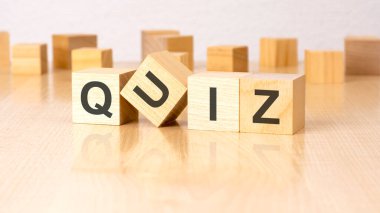 Masada QUIZ yazılı dört tahta blok var. kopyalama alanı. beyaz arkaplan