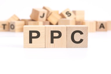 text PPC - Tıklama başına Öde - beyaz arkaplanda tahta küplere yazılmış
