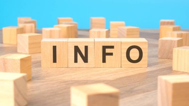 Bilgi - kelime tahta bloklarda yazılır. mavi arkaplan