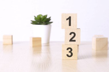 Tahta küplerin üzerinde 123 numara üst üste durmaktadır..