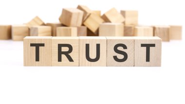 Metin Tröstü tahta küplerden ve beyaz arkaplandaki farklı kelimelerden oluşur.