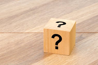 Doğal tahta küp mü yoksa soru işareti olan zar mı?.