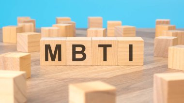 MBTI - kelime ahşap bloklarda yazılır. mavi arkaplan