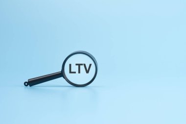 LTV metin mavi arkaplan üzerinde büyüteç, iş konsepti