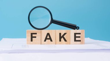 Büyüteç ve ahşap küplerle sahte mesaj, iş konsepti