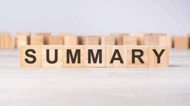 Işık masasında duran tahta küplere yazılan SumMARY sözcüğü. iş kavramı.