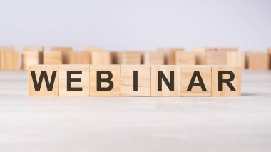 Işık masasında duran tahta küplere yazılan kelime Webinar. iş kavramı.