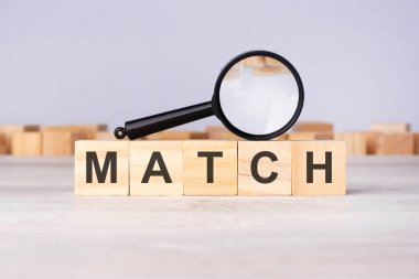 Büyüteçli tahta bloklar: Eşleştir