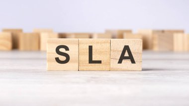 SLA - ahşap küplere ya da açık gri arka plandaki bloklara yazılmış kısaltma kavramı
