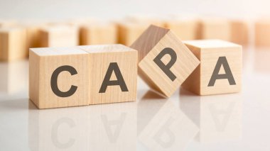 Düzeltici ve önleyici eylem planları - capa - tahta bloklar üzerinde metin, stok imajı. arkaplan bulanık etki gösterebilir