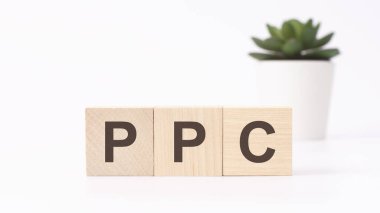 Beyaz arkaplandaki tahta küplerin kısaltmasını öde. iş kavramı