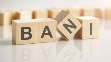 Kırılgan kaygılı, doğrusal olmayan, anlaşılmaz - BANI - tahta bloklar üzerine yazı, stok imajı. arkaplan bulanık etki gösterebilir