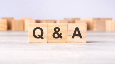 qa - kısaltma kavramı açık gri arkaplandaki tahta küplere veya bloklara yazıldı