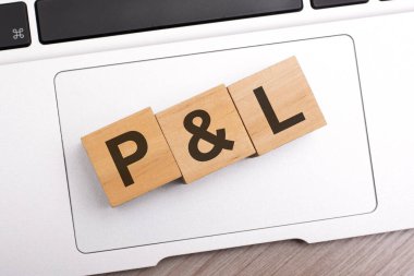 Klavye bilgisayarında p ve L harfleriyle tahta bloklar - kar ve zarar -