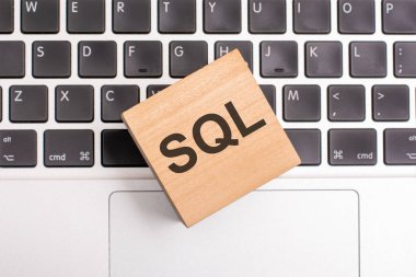SQL - satış vasıflı kurşun - klavyede tahta blok üzerine yazma kavramı