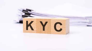 Kyc - tahta bloklarda metin. Geçmişi bir iş belgesi. Finans kavramı. beyaz arkaplan