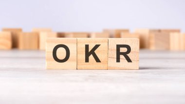 OKR - ahşap küplere veya açık gri arka plandaki bloklara yazılan kısaltma kavramı