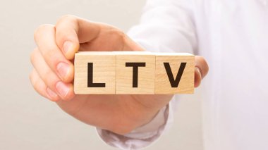Beyaz arkaplanda LTV harfleri olan üç tahta küp.