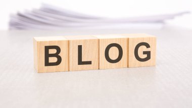 tahta bloklara beyaz arkaplan ile yazılmış günlük sözcükleri