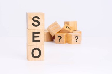 seo word beyaz masada duran ahşap yapı taşlarından yapılmıştır, iş konsepti