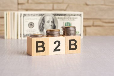 Tahta küpler ve Amerikan dolarları hakkında B2B kelimesi. İş İşe Konsept
