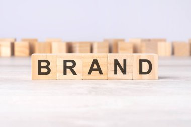 Kelime markası tahta küplerin üzerine yazılıydı ve bir ışık masasının üzerinde duruyordu. iş kavramı.