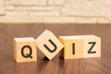 Kahverengi arka planda QUIZ sözcüğü olan tahta bloklar. sıklıkla sorulan soru kavramı