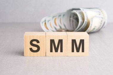 Tahta küplerle ilgili kelime smm, gri arkaplan, iş konsepti