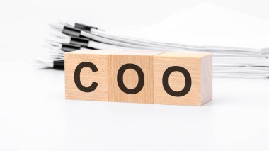 COO tahta küpler beyaz arka planda. COO - Operasyon Şefi Kavramları