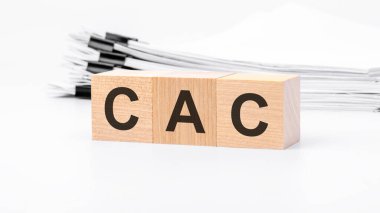 Beyaz arka planda CAC tahta küpler var. CAC - Müşteri Edinme Maliyeti kavramları