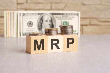 Tahta küpler ve Amerikan dolarları hakkındaki MRP sözcüğü. Pazarlama Araştırma Planlama Konsepti