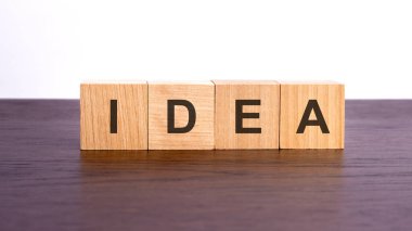 Tahta küplerle yazılmış bilgiler. Tahta elementlerin harflerle toplandığı kavramsal bir kelime. stok resmi, kahverengi arkaplan.